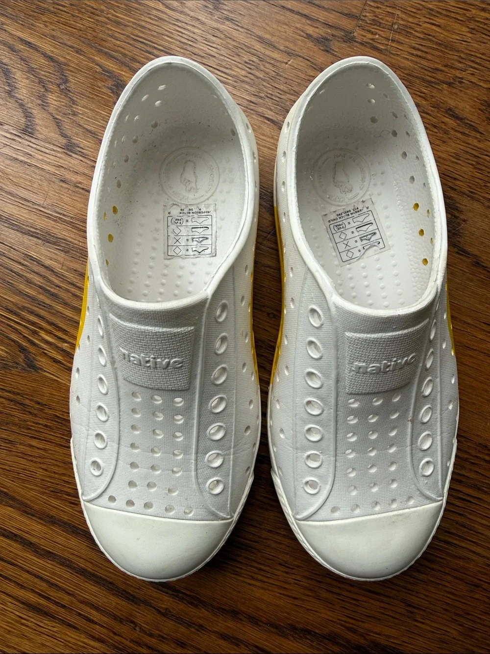 Native Jefferson Kids Unisex White Yellow Slip-On Water Shoes Half Circle 12